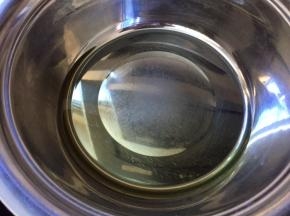 将玉米油小火加热至冒小泡离火，不能太热，这样面粉会成疙瘩