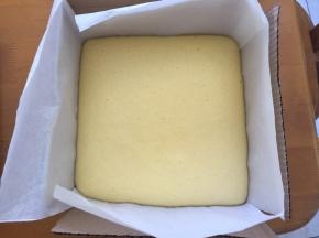 出炉轻震两下，避免蛋糕塌陷，将纸板拿出