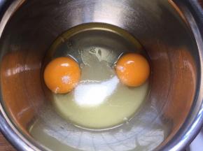 鸡蛋加入白砂糖