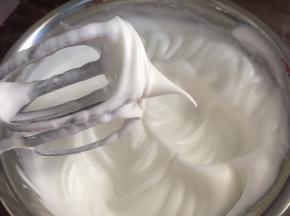 继续高速打发至湿性发泡，拉出打蛋头有弯钩状态