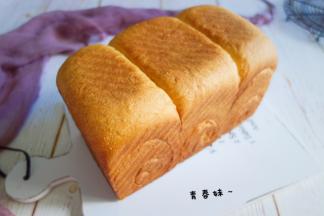 出炉，马上倒出模具，放在烤网上晾凉