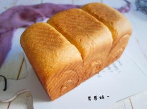 出炉，马上倒出模具，放在烤网上晾凉