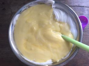 再倒回蛋白盆中，继续翻拌均匀