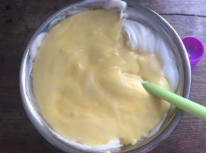 再倒回蛋白盆中，继续翻拌均匀