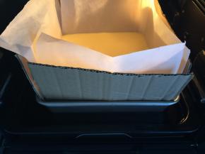 将有面糊的模具放入烤盘中，烤盘里倒入三分之二的冷水，用水浴法烘烤，一开始我就放了一张锡纸在上面，怕颜色太深，因为中途不能开烤箱，也可以不放锡纸！