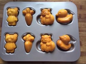 出炉冷却后，将巧克力融化画上表情