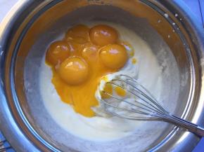 加入鸡蛋，搅拌均匀