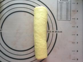 收口朝下，再盖上保鲜膜松弛15分钟