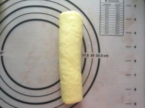 收口朝下，再盖上保鲜膜松弛15分钟