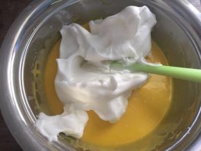 分一半到蛋黄糊中，从下向上翻拌均匀