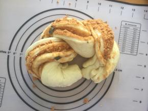 两头向下放入模具中