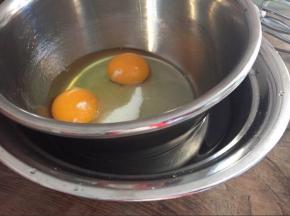 坐温水用电动打蛋器打发