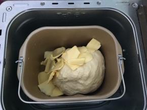 加入软化好的黄油，再次和面1小时，面多就和面时间增长了