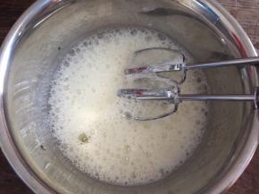 然后打发蛋白，加入柠檬汁，低速打发至粗泡状态，加入三分之一白砂糖