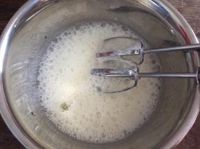 然后打发蛋白，加入柠檬汁，低速打发至粗泡状态，加入三分之一白砂糖