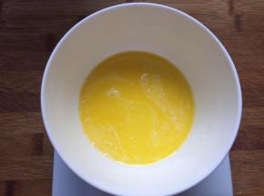 先将黄油和纯牛奶混合均匀