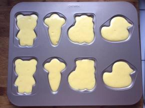 将面糊装入裱花袋，挤入模具中