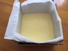 倒入模具中，轻轻左右摇晃将面糊平整，轻震两下，震出气泡，放入预热好的烤箱140度，上下火70分钟