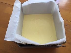 倒入模具中，轻轻左右摇晃将面糊平整，轻震两下，震出气泡，放入预热好的烤箱140度，上下火70分钟