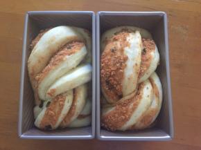 二次发酵到8分满，刷上蛋液