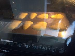 放入预热好的烤箱140度，上下火20分钟（我的烤箱实际温度很高，140度有165度左右）