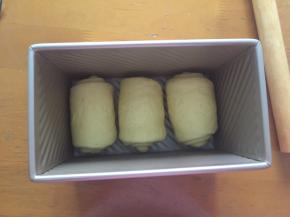 放入模具中，放入烤箱二次发酵1小时