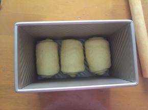 放入模具中，放入烤箱二次发酵1小时