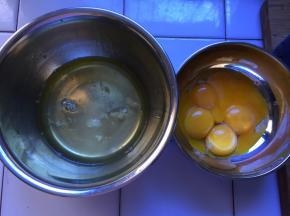 将蛋白和蛋黄分离，蛋白盆中应无油无水无蛋黄