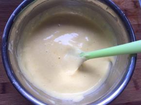 倒入之前混合好的黄油和纯牛奶，搅拌均匀