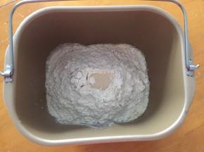 将除黄油以上全部材料放入面包机中，和面20分钟
