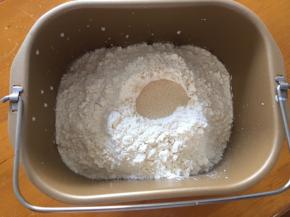 将除黄油以上全部材料放入面包机中，和面30分钟