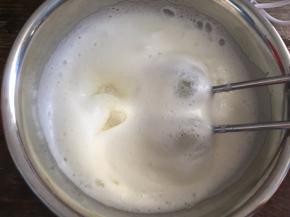 中速打发至粗泡消失，加入三分之一白砂糖