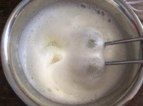 中速打发至粗泡消失，加入三分之一白砂糖