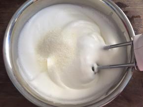 然后高速打发至有纹路状态，加入最后的白砂糖