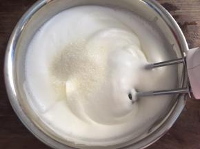 然后高速打发至有纹路状态，加入最后的白砂糖