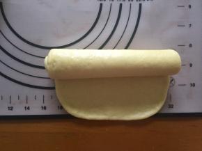 将面团擀成长方形，从上向下卷起