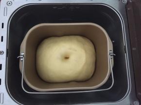 在面包机中发酵，发酵至两倍大，戳洞不回缩即可