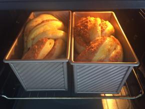 放入烤箱中下层，上下火160度35分钟