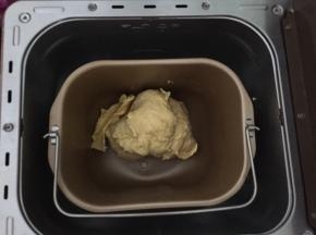 和到扩展阶段，放入软化好的黄油，再次和面30分钟