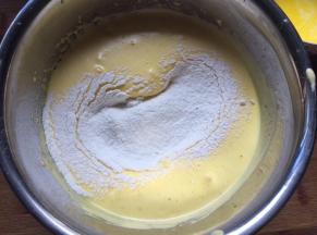 筛入低筋面粉，搅拌均匀