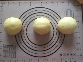 拿出排气，分成均等的3份，盖上保鲜膜松弛15分钟