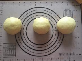 拿出排气，分成均等的3份，盖上保鲜膜松弛15分钟