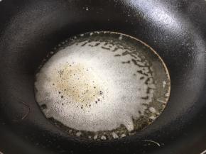 当温里的小泡变小，油温再次升到7或者8成热时。