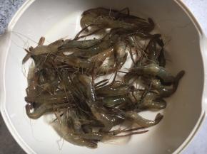 鲜活的小河虾半斤。