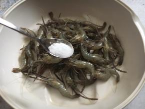 放入少许的盐，搅拌均匀。