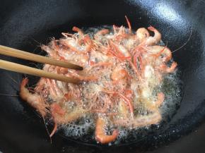 用筷子拨开虾，避免粘连。