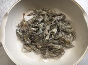 晃动餐具，将糯米粉搅拌均匀。