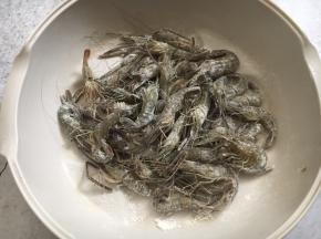 晃动餐具，将糯米粉搅拌均匀。