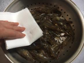 用厨房用纸吸干多余的水分。