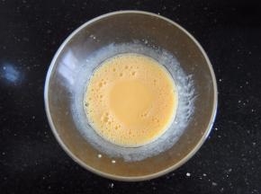 蛋黄加入牛奶和玉米油搅拌均匀